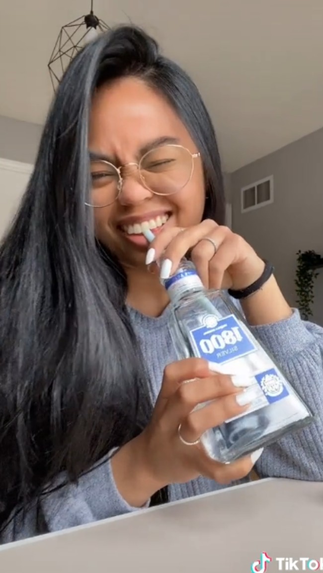 Mani bahkan kerap tampil dengan wajah natural tanpa makeup berlebihan. Mani dianugerahi gen awet muda. Foto: dok. TikTok