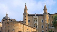Ini adalah Istana Ducal yang merupakan bangunan zaman Renaissance yang juga salah satu ikon dari Urbino. Dok. Italia.it