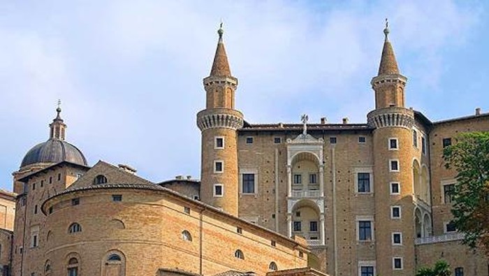 Selain dikenal sebagai kota kelahiran Valentino Rossi, Urbino memiliki sejumlah destinasi wisata menarik. Urbino juga dikenal sebagai kota yang sarat sejarah.