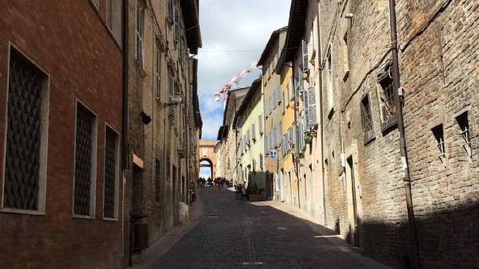 Mengenal Urbino, Kota Kelahiran Rossi yang Sarat Nilai Sejarah Selain dikenal sebagai kota kelahiran Valentino Rossi, Urbino memiliki sejumlah destinasi wisata menarik. Urbino juga dikenal sebagai kota yang sarat sejarah.