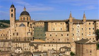 Valentino Rossi yang bakal pensiun dari MotoGP lahir di Urbino, Italia, 42 tahun yang lalu. Urbino sendiri tercatat sebagai salah satu situs warisan UNESCO lho. Dok. UNESCO