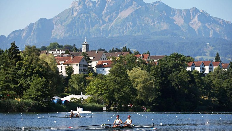Nggak Punya Pantai, Ini 10 Wisata Keren di Swiss Sebagai negara terkurung daratan, Swiss menyabet medali perunggu pada voli pantai di Olimpiade Tokyo. Tahukah kamu kalau Swiss punya segudang destinasi wisata keren?