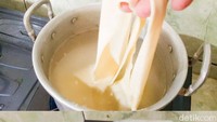 Mie biang-biang ini memiliki karakteristik yang bentuknya lebar dan melingkar tidak terputus. Panjangnya bisa mencapai 2 meter. Foto: detikFood/Yenny Mustika Sari