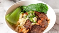 Ada mie biang-biang dengan topping daging sapi panggang. Rasa mienya asam pedas dan dominan rasa cuka. Foto: detikFood/Yenny Mustika Sari