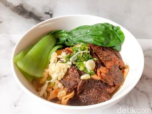 Mie Biang-biang Asam Pedas Pakai Topping Daging Panggang yang Sedap