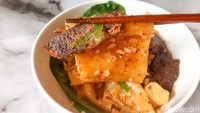 Mie biang-biang dengan topping daging panggang juga terasa nikmat. Dagingnya empuk juicy karena menggunakan jenis ribeye. Foto: detikFood/Yenny Mustika Sari
