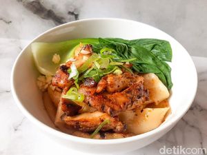 Asam Pedas Mie Biang-biang Topping Ayam Panggang Bumbu Mala