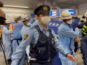 Penikaman di Kereta Komuter Tokyo Lukai 10 Orang, Apa Motifnya?