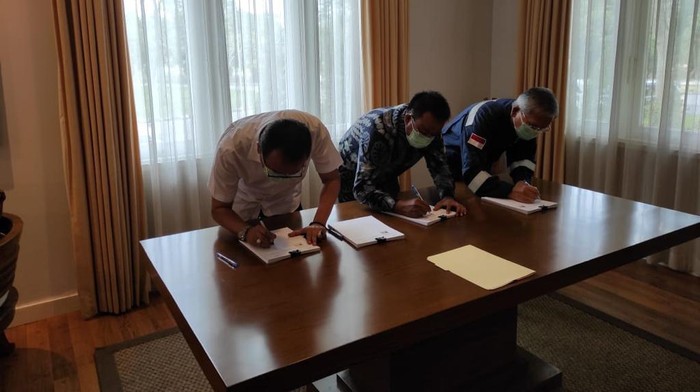 Pekerja saat melakukan perjanjian kerja bersama dengan pimpinan PT CPI (dok istimewa)