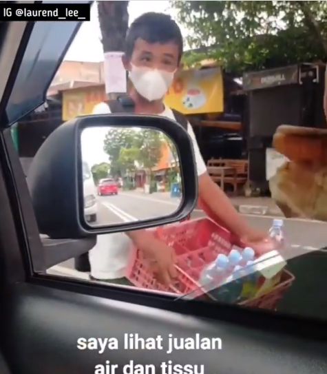 Penjual Air Minum Ini Tolak Diberi Uang Gratis, Alasannya Bikin Haru!