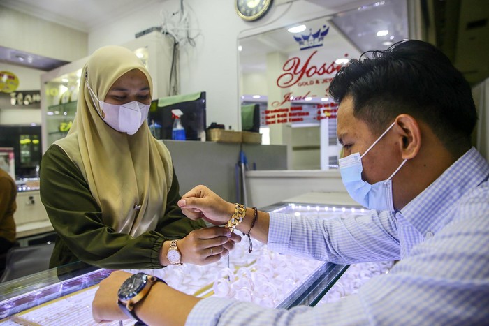Penjualan Emas Lesu di Masa PPKM Penjualan emas di International Wedding, Cikini Gold Center, Jakarta, mengalami penurunan di masa PPKM. Pedagang mengaku penjualan turun sebanyak 70%.