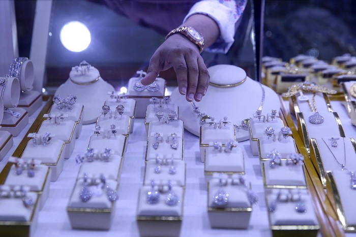 Penjualan emas di International Wedding, Cikini Gold Center, Jakarta, mengalami penurunan di masa PPKM. Pedagang mengaku penjualan turun sebanyak 70%.