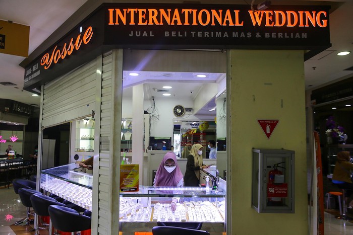 Penjualan emas di International Wedding, Cikini Gold Center, Jakarta, mengalami penurunan di masa PPKM. Pedagang mengaku penjualan turun sebanyak 70%.