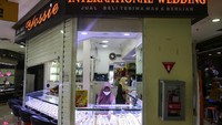 Pedagang emas sedang melayani pembali di International Wedding, Cikini Gold Center, Jakarta, Sabtu (7/8/2021).