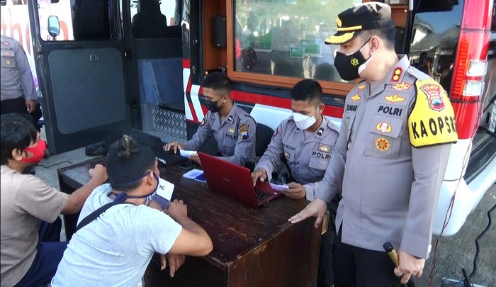 Pemeriksaan kesehatan dan vaksinasi COVID-19 dilakukan oleh Polres Kendal. Lokasi vaksinasi dilakukan di Pelabuhan Penyebrangan Kendal, Sabtu (7/8/2021).