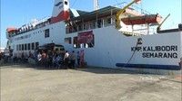 Puluhan penumpang KMP Kalibodri tujuan Kendal-Kumai, Kalimantan Tengah mulai antre menunggu giliran mendapatkan vaksinasi sejak pagi.