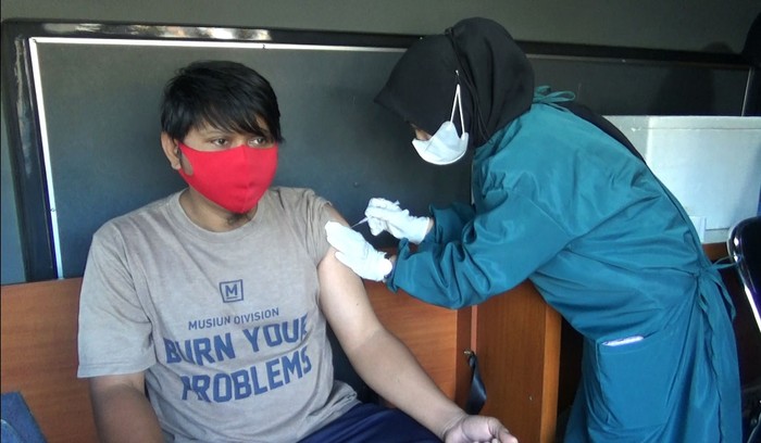 Penumpang KMP Kalibodri Disuntik Vaksin COVID-19 Pemeriksaan kesehatan dan vaksinasi COVID-19 dilakukan oleh Polres Kendal. Lokasi vaksinasi dilakukan di Pelabuhan Penyebrangan Kendal, Sabtu (7/8/2021).