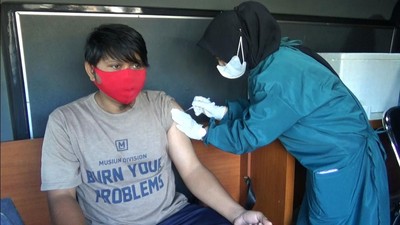 Penumpang KMP Kalibodri Disuntik Vaksin COVID-19