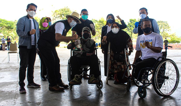 Penyandang Disabilitas di Bandung Divaksinasi COVID-19 Vaksinansi COVID-19 bagi penyandang disabilitas digelar di Gedung Bale Rame, Kabupaten Bandung. Vaksinasi itu akan dikebut hingga September 2021.