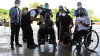 Gubernur Jawa Barat Ridwan Kamil (ketiga kiri) melihat langsung vaksinasi COVID-19 terhadap penyandang disabilitas di Gedung Bale Rame, Kabupaten Bandung, Sabtu (7/8/2021).