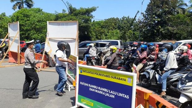 Penyekatan Bundaran Waru Macet 1 KM, Pengendara Ngamuk Buka Barier
