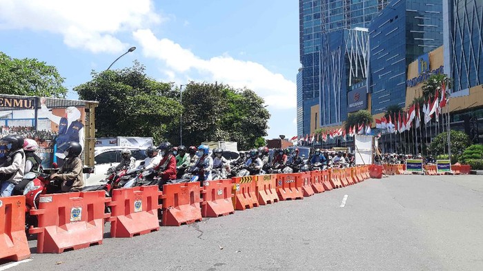 Penyekatan Bundaran Waru Macet Total Hingga 1 Km