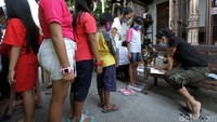 Warga Kampung Joyosuran, Solo, menggelar Aksi Sosial untuk Gizi Anak dengan menyediakan makanan serta melakukan pemeriksaan kesehatan gratis, hal itu dilakukan untuk memastikan kesehatan warga khususnya anak-anak di masa Pandemi.  Agung Mardika/detikcom