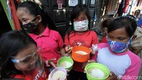 Warga Kampung Joyosuran, Solo, menggelar Aksi Sosial untuk Gizi Anak dengan menyediakan makanan serta melakukan pemeriksaan kesehatan gratis, hal itu dilakukan untuk memastikan kesehatan warga khususnya anak-anak di masa Pandemi.  Agung Mardika/detikcom