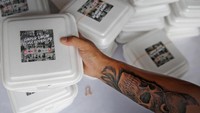 Koordinator Dapur Umum Jodi Cross Ante (40) bersama tim sejak tengah malam sudah sibuk menyiapkan berbagai macam bahan makan untuk diolah menjadi makanan siap saji yang akan diberikan kepada warga yang menjalani isoman dan warga yang terdampak Pemberlakukan Pembatasan Kegiatan Masyarakat (PPKM).