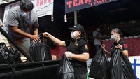 Setiap harinya mereka menyiapkan 1000-2000 nasi bungkus dengan berbagai macam jenis makanan yang dibagikan kepada warga untuk makan siang di berbagai wilayah Jabotabek. Hal ini sudah mereka lakukan sejak awal Juli 2021 saat awal pelaksanan PPKM Darurat hingga kini.