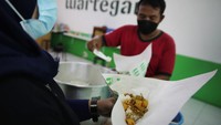 Meski ikut terdampak PPKM, ia tetap bersyukur dan ikut berbagi untuk masyarakat yang membutuhkan dengan memberikan nasi gratis, mulai dari hanya 20 bungkus, kini bisa mencapai 325 bungkus dalam seharinya.