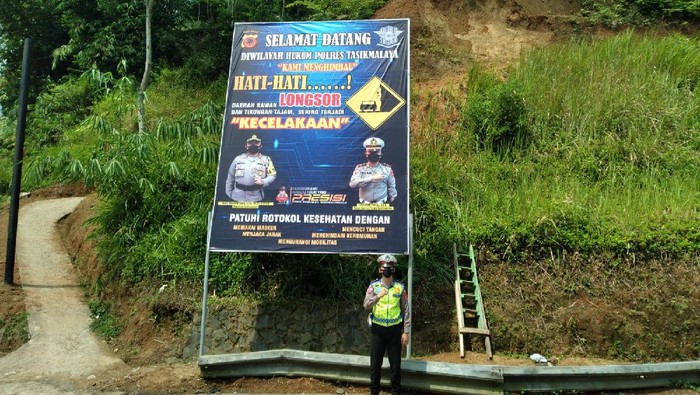 Polisi pasang baliho di titik rawan longsor di Tasikmalaya