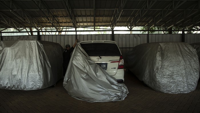 Pandemi COVID-19 yang tak kunjung usai membuat warga mulai menggadaikan harta bendanya, seperti mobil dan motor. Hal itu dilakukan agar bisa bertahan di tengah pandemi.