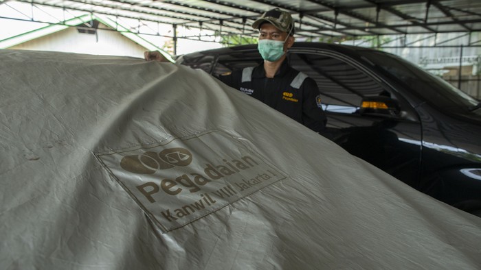 Ramai-ramai Gadaikan Kendaraan untuk Menyambung Hidup di Masa Pandemi Pandemi COVID-19 yang tak kunjung usai membuat warga mulai menggadaikan harta bendanya, seperti mobil dan motor. Hal itu dilakukan agar bisa bertahan di tengah pandemi.