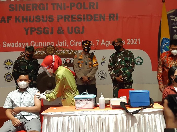 Ribuan mahasiswa di Cirebon divaksin covid-19