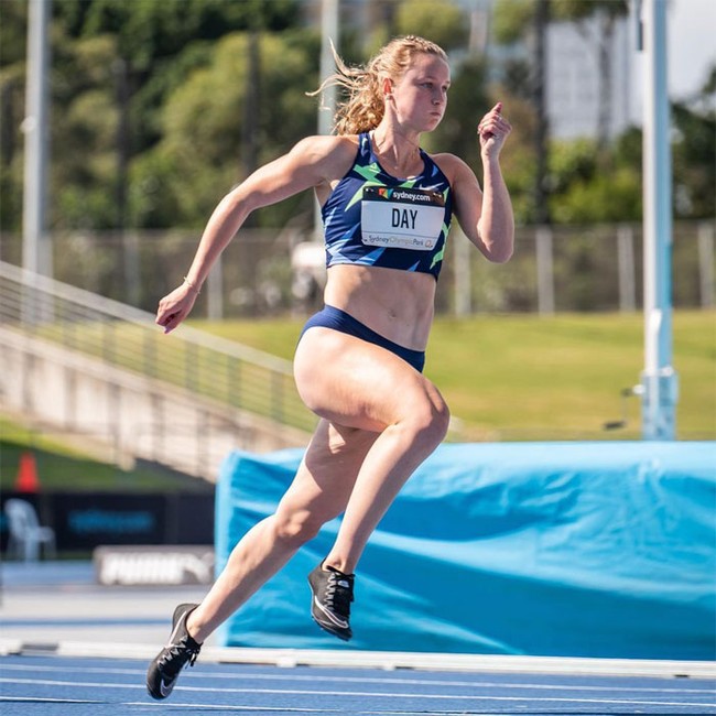 Sebagai karyawan paruh waktu di supermarket, saat tak bekerja Riley Day memanfaatkan waktunya untuk latihan. Foto: Instagram/@_rileyday