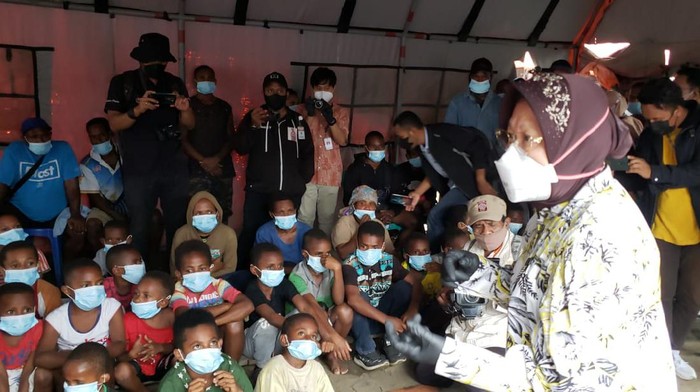 Risma Salurkan Bantuan Logistik ke Warga Terdampak Bencana di Papua