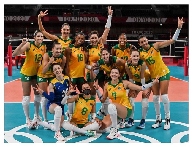 Rosamaria Montibelle adalah pemain bola voli asal Brazil yang sering membawa negaranya memenangkan pertandingan dunia. Selain berprestasi ia belakangan juga menarik hati netizen karena pesoananya yang cantik. Rosamaria memang cukup sering mengunggah potret menawannya di media sosial. Foto: Instagram @rosamaria9oficial