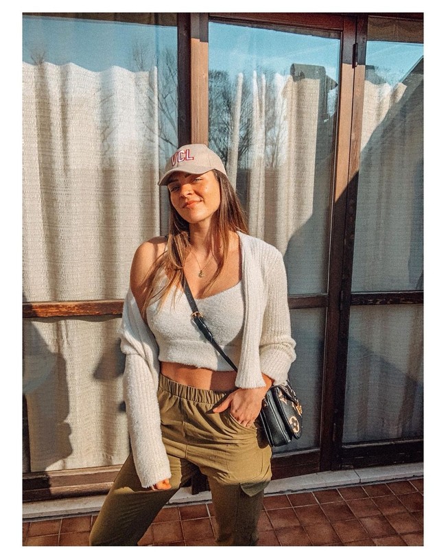 Wanita yang memenangkan emas pada pertandingan voli se-Amerika Selatan di 2017 tersebut memang sering jadi perhatian media. Baru-baru ini ia pun tampil dalam sampul majalah olahraga. Foto: Instagram @rosamaria9oficial