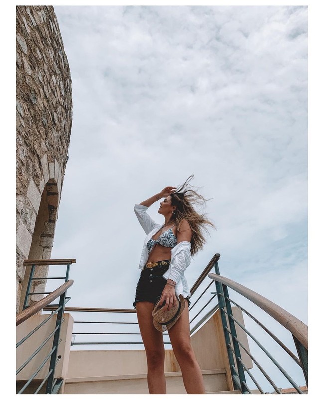 Sedangkan di Instagram, ia lebih banyak membagi momennya bersama tim dan sesekali menunjukkan gayanya di luar lapangan. Foto: Instagram @rosamaria9oficial