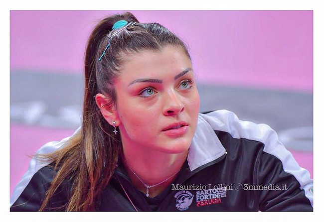 Posisinya dalam timnas voli putri Brasil adalah sebagai Opposite spiker dan Wing spiker. Foto: Instagram @rosamaria9oficial