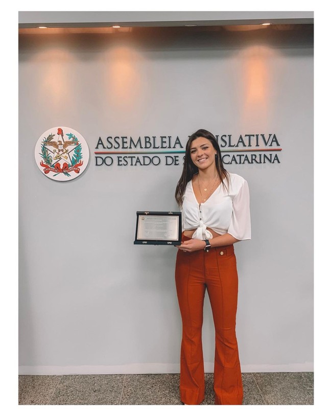 Aku selalu mencoba untuk berlatih di kedua posisi, untuk bisa menyesuaikan pilihan coach. Dan Ze (pelatihanya) selalu mendorongku untuk berlatih kedua posisi itu. Ini sesuatu yang menambah nilai dari karierku. Bisa menyediakan pilihan ini adalah sesuatu yang positif tapi aku harus melukannya dengan baik, ujarnya kepada situs globoesporte. Foto: Instagram @rosamaria9oficial