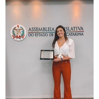 Aku selalu mencoba untuk berlatih di kedua posisi, untuk bisa menyesuaikan pilihan coach. Dan Ze (pelatihanya) selalu mendorongku untuk berlatih kedua posisi itu. Ini sesuatu yang menambah nilai dari karierku. Bisa menyediakan pilihan ini adalah sesuatu yang positif tapi aku harus melukannya dengan baik, ujarnya kepada situs globoesporte. Foto: Instagram @rosamaria9oficial