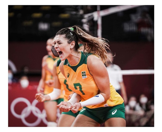 Voli adalah salah satu cabang olahraga yang populer dan dinanti penonton. Kategori voli putri pun akan segera memasuki babak final setelah pertandingan semifinal dimenangkan oleh Brasil yang mengalahkan Korea Selatan. Romaria Montibeller pun menjadi salah satu atlet yang mendapat perhatian publik karena bakat dan pesonanya. Foto: Instagram @rosamaria9oficial