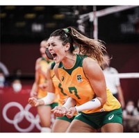 Voli adalah salah satu cabang olahraga yang populer dan dinanti penonton. Kategori voli putri pun akan segera memasuki babak final setelah pertandingan semifinal dimenangkan oleh Brasil yang mengalahkan Korea Selatan. Romaria Montibeller pun menjadi salah satu atlet yang mendapat perhatian publik karena bakat dan pesonanya. Foto: Instagram @rosamaria9oficial