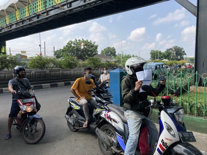 Salah Satu Pengunjung Tunjukkan Surat Vaksin di Pasar Minggu