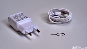 Dalam paket penjualannya hanya diberikan charger 25W, kabel data USB Type C dam SIM Card injector. Foto: Adi Fida Rahman/detikINET