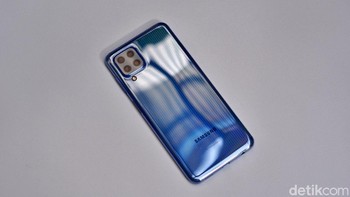 Ada tiga warna yang diberikan Samsung, varian Light Blue yang mampir ke redaksi detikINET. Foto: Adi Fida Rahman/detikINET