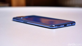 Bagian bawah terdapat port USB Type C dan jack audio 3,5 mm. Foto: Adi Fida Rahman/detikINET