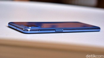 Samsung memasang sesnor sidik jari yang menyatu dengan tombol power. Foto: Adi Fida Rahman/detikINET
